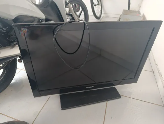 Vendo TV para conserto ou retirada de peças