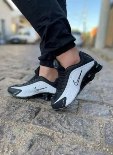 Tênis Preto e Branco Estilo Esportivo - Confortável - NA CAIXA!