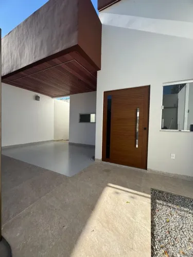 Casa : amarelo radiante, 10 minutos da orla