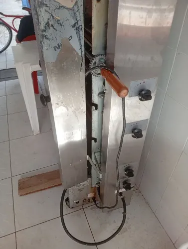 Vendo máquina de galeto semi elétrica em perfeito estado 