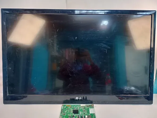 TV LG 47 Polegadas Para Peças ou Conserto - Tela Display e LEDs Funcionando