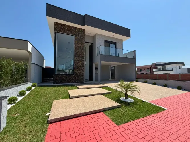 Casa de alto padrão em condomínio fechado, localizada lado praia a 15km do mar, com 4 quar