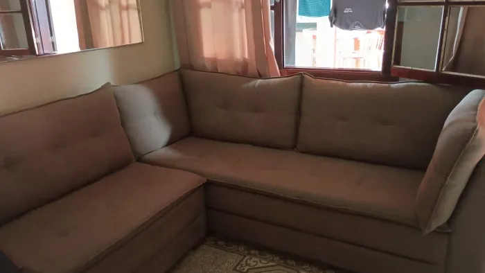 Sofá  3/4 lugares na cor marrom, em ótimo estado! Usado 