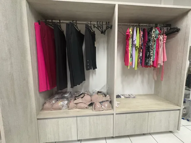 Armário expositor para lojas de roupas com cabideiro