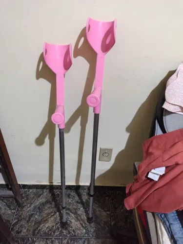 PAR DE MULETA ROSA ALTURA REGULÁVEL