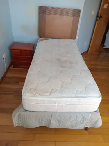 Cama de solteiro ( viuvo/a ) com cabeceira 