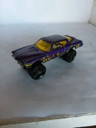 Miniatura hot wheels antiga buick 