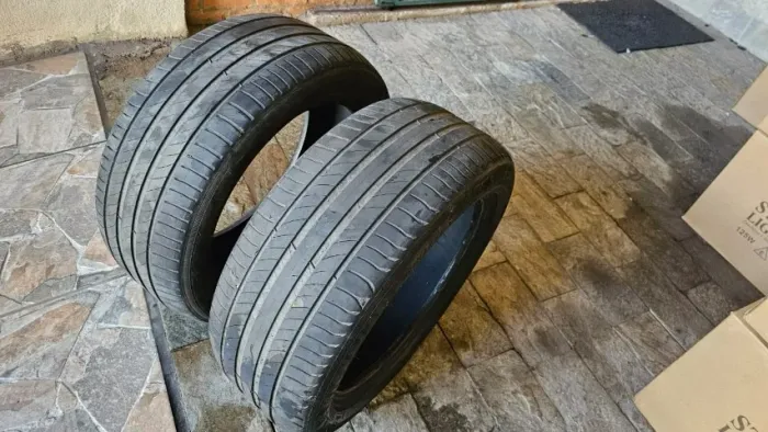Par de Pneus 225/50/17 - Só vendo o par.