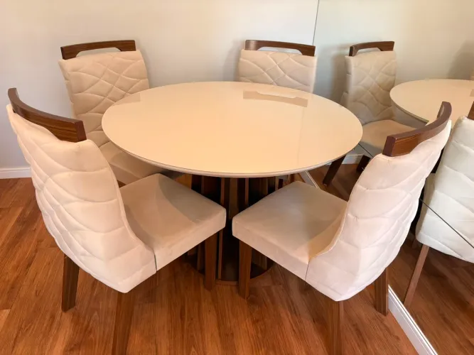 Mesa de Jantar com Tampo de Vidro + 4 Cadeiras - R$ 1.200,00