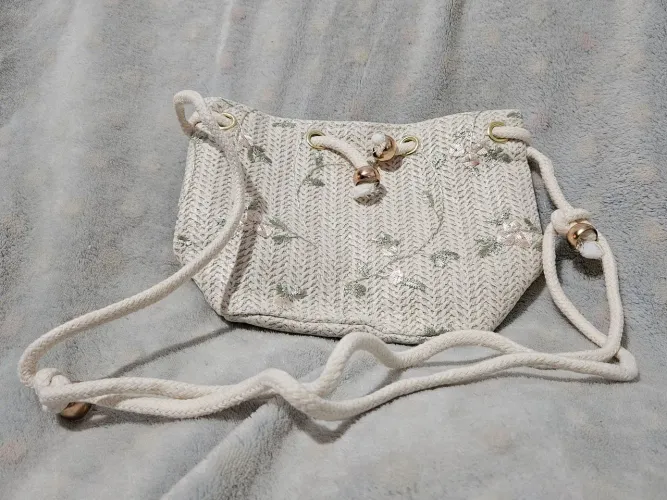 Mini Bolsa de Palha com Detalhe de Cordão Bordadc Floral