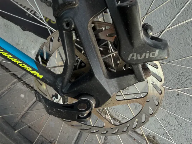 Bicicleta GT bem equipada