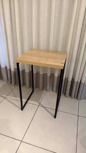 Mesa alta de marcenaria