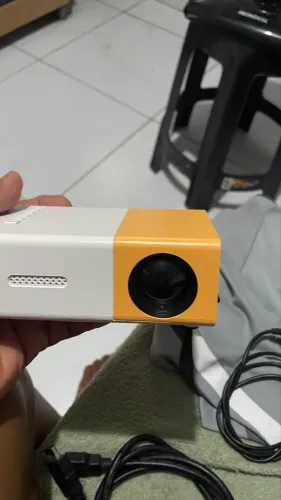 Mini projetor semi novo