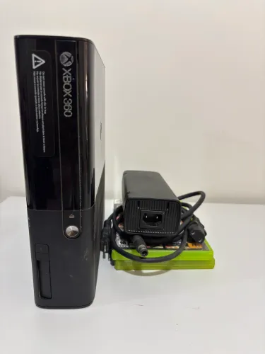 Xbox 360 + Dois jogos - S/ Controle 
