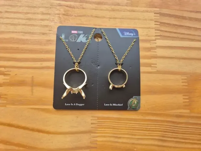 Kit 2 Colares Coroas Loki E Sylvie. Original Disney Salesone