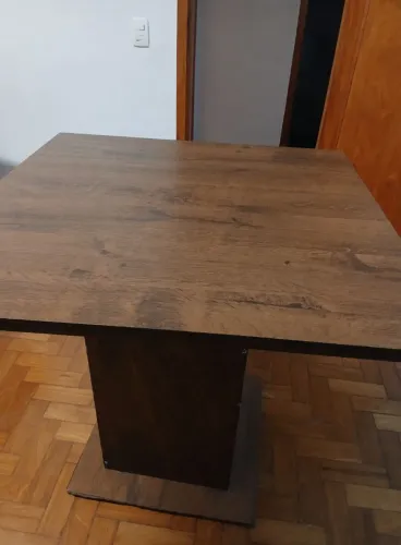 Mesa quadrada marrom desmontavel