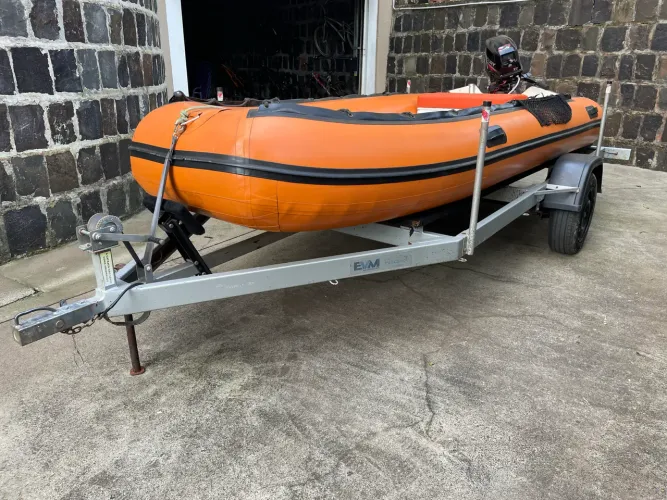 Barco Inflável - Conjunto barco motor e carretinha