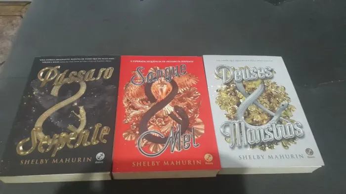 Livros (Passar o e Serpente) usado em ótimo estado