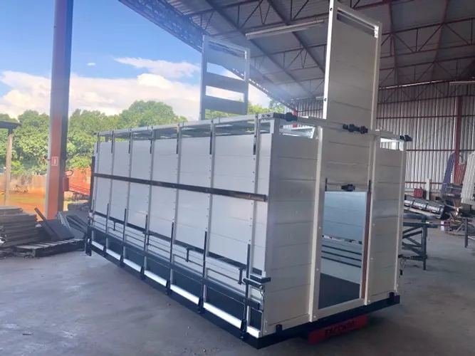 CARROCERIA SOBREGRADE BOIADEIRA MAMBRINI 4,50