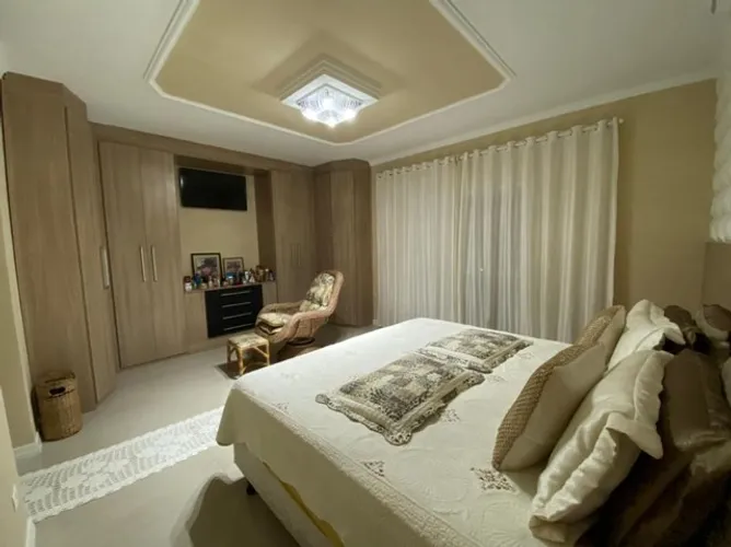 Comprar Sobrado com 5 dormitórios e Piscina Bairro Solemar - Praia Grande/SP