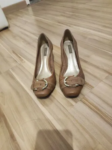 Sapato feminino com fivela dourada 