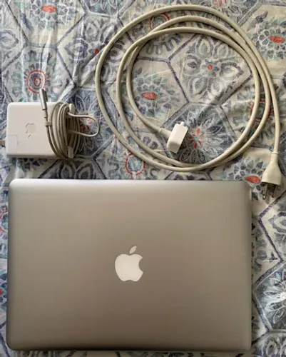 MacBook Pro Mid 2010 de 13,3 pol com a placa mãe queimada.