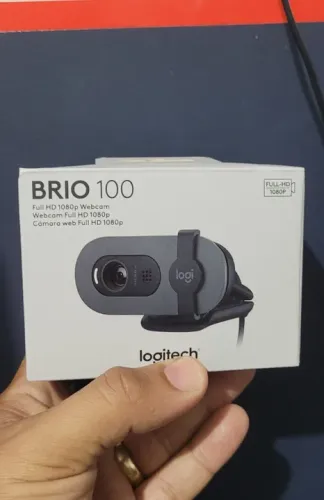 Webcam Full HD Logitech Brio 100 com Microfone Integrado - nunca usada
