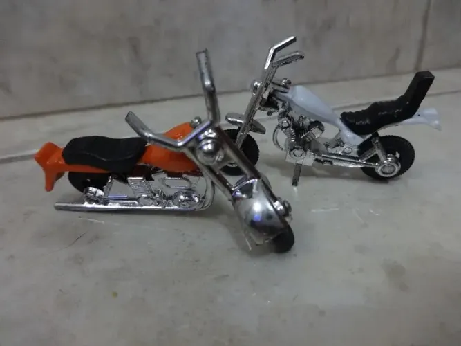 Lote com 2 motos em miniatura