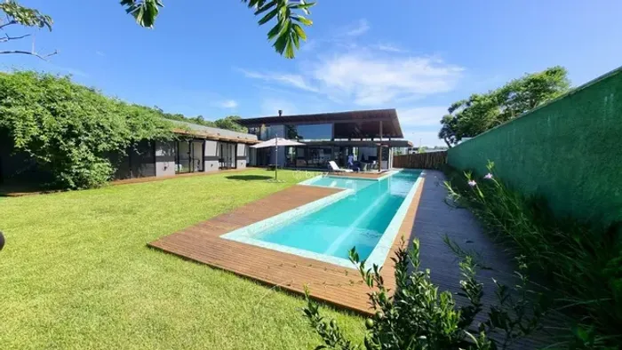 Casa com piscina de raia no Condomínio Lagoa Azul