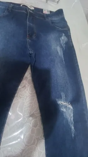 Uma calça jeans  masculina  marca  Lacoste  tamanho  48