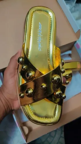 Sandália Feminina Dourada com Detalhes