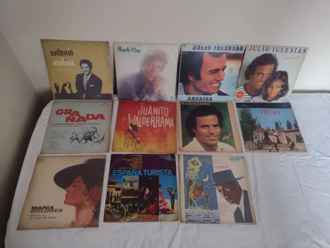 11 Discos de vinil usados, todos artistas espanhóis, anos 60, 70 e 80.