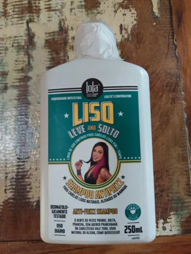 Shampoo Anti-frizz Lola Cosmetics Liso Leve e Solto 250ml