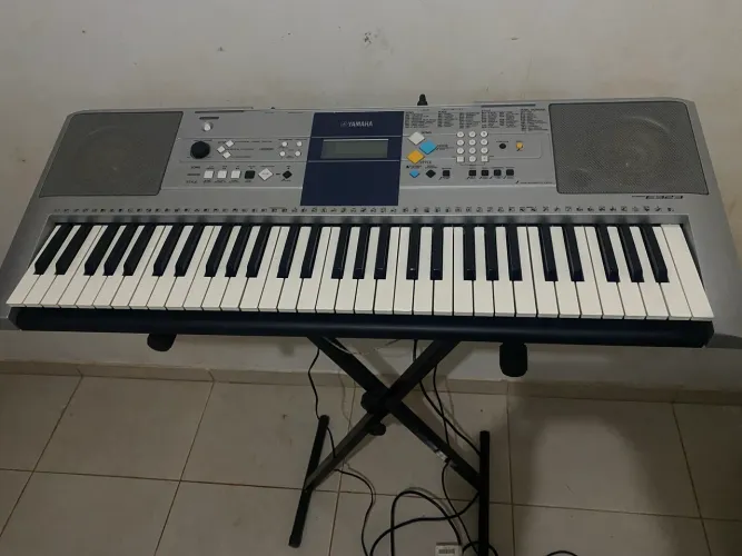Teclado Yamaha PSR-E323 