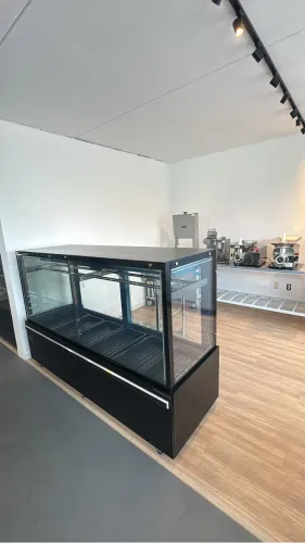 Balcão para açougue 2,00 metros com gancheira dupla e vidros aquecidos 