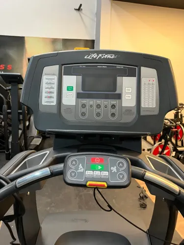 Esteira life fitness 95T Led 