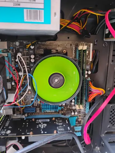 AMD FX 4300+ 8gb de Ram e vídeo Nvidea de 1gb com dois HD de 200 e 160 gb tela de 15 mouse