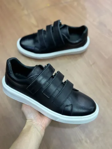Tênis Zara com fechamento em velcro