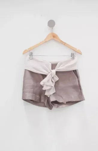 Shorts feminino com detalhe em laço
