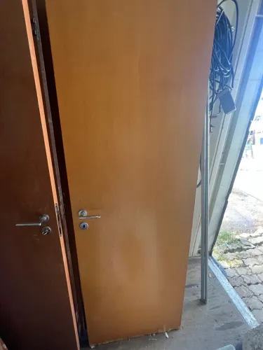 Porta de madeira com batente maçaneta