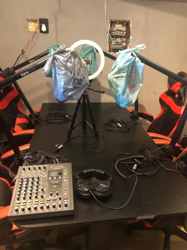 Kit Podcast/Gravação - Mesa, Mixer, Fones e Acessórios