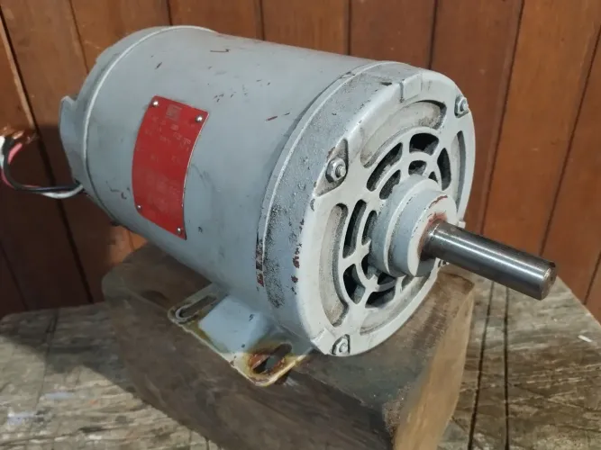 Motor trifásico Weg-1.5 cv / 1700 rpm