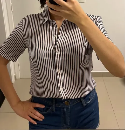 Camisa listrada branca e roxa