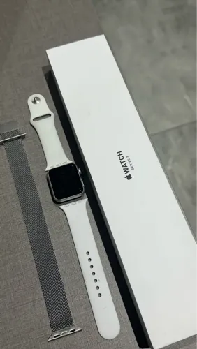 Apple Watch Series 3 com duas pulseiras.
