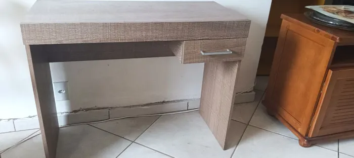 Escrivaninha prática com gaveta