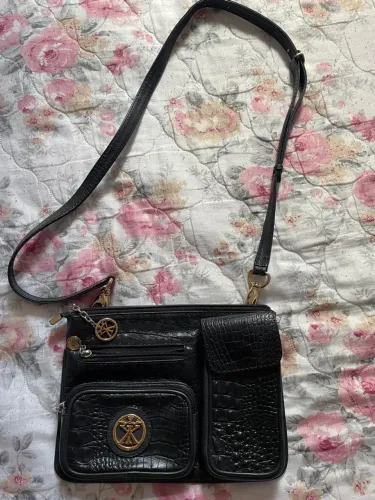 Bolsa preta com detalhes dourados