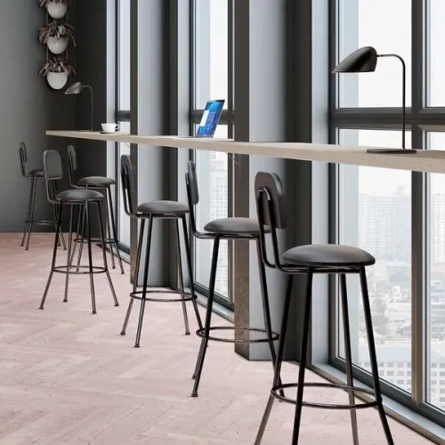BANQUETA COM ENCOSTO EM COURO ECOLOGICO PRETO SO AVISTA r$ 250, *