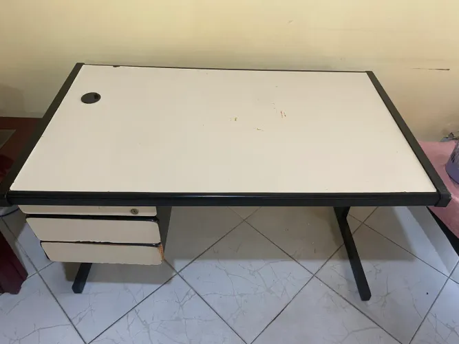 Mesa para escritório + 2 mesas menores