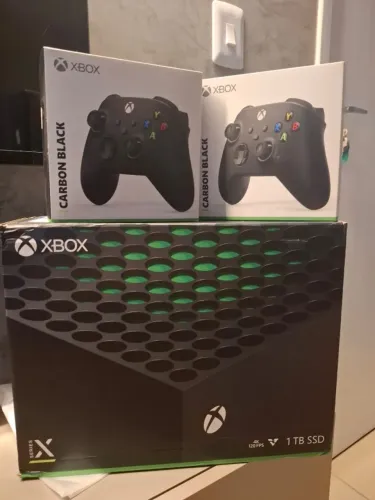 Barbada - Series X c 2 Controles ( 1deles é lacrado)