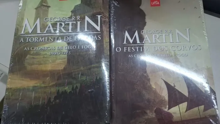 LIVRO GAME OF THRONES, VOLUMES 3 e 4, LACRADOS GEORGE R. R. MARTIN